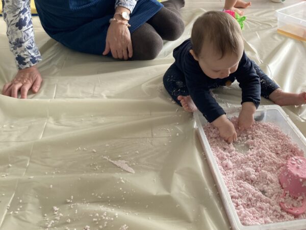 Éveil sensoriel de bébé — explorer, toucher, ressentir